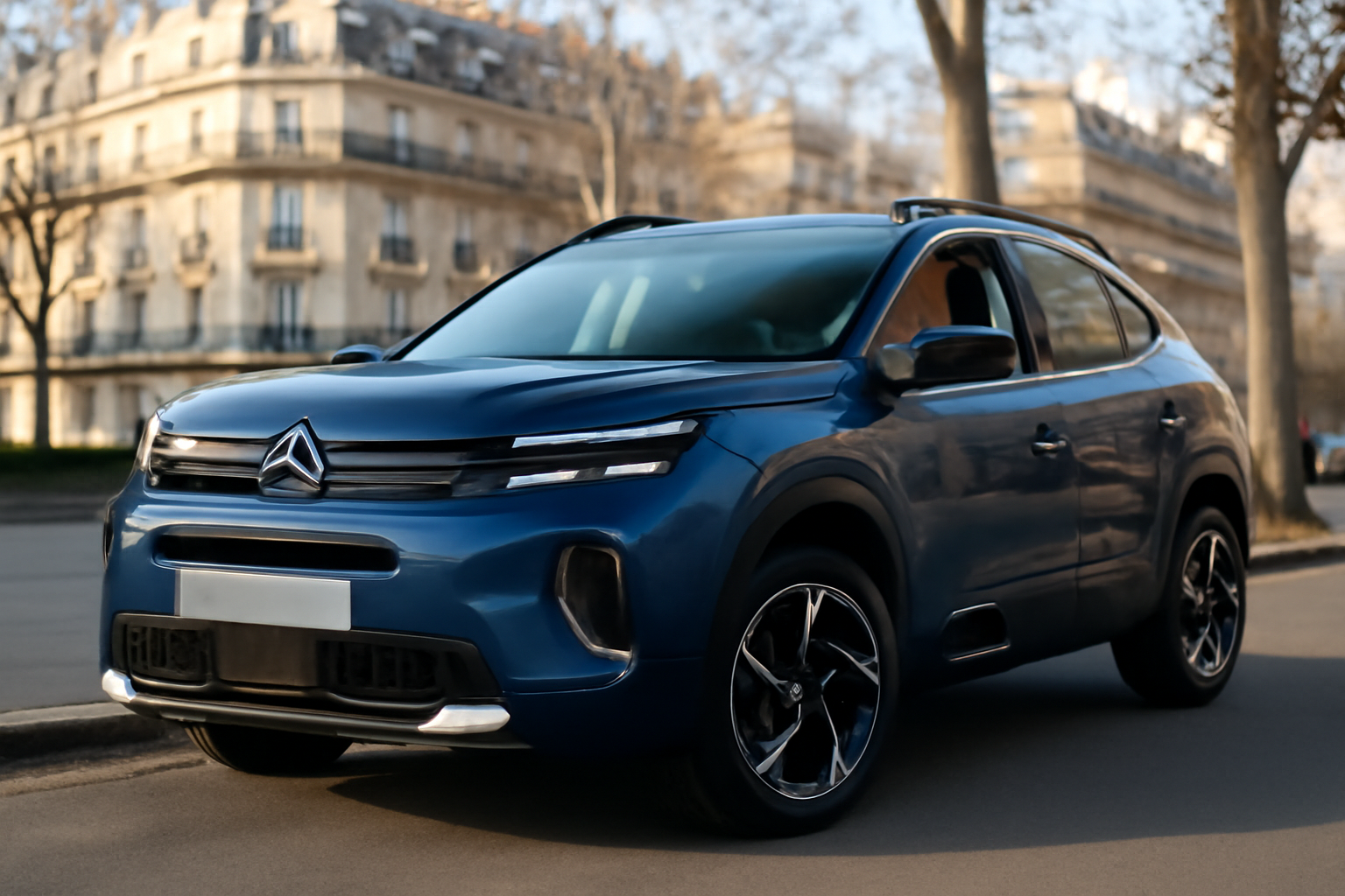 Citroën C5 Aircross 2025 bleu garé en ville, vue avant trois-quarts, lumière de matin